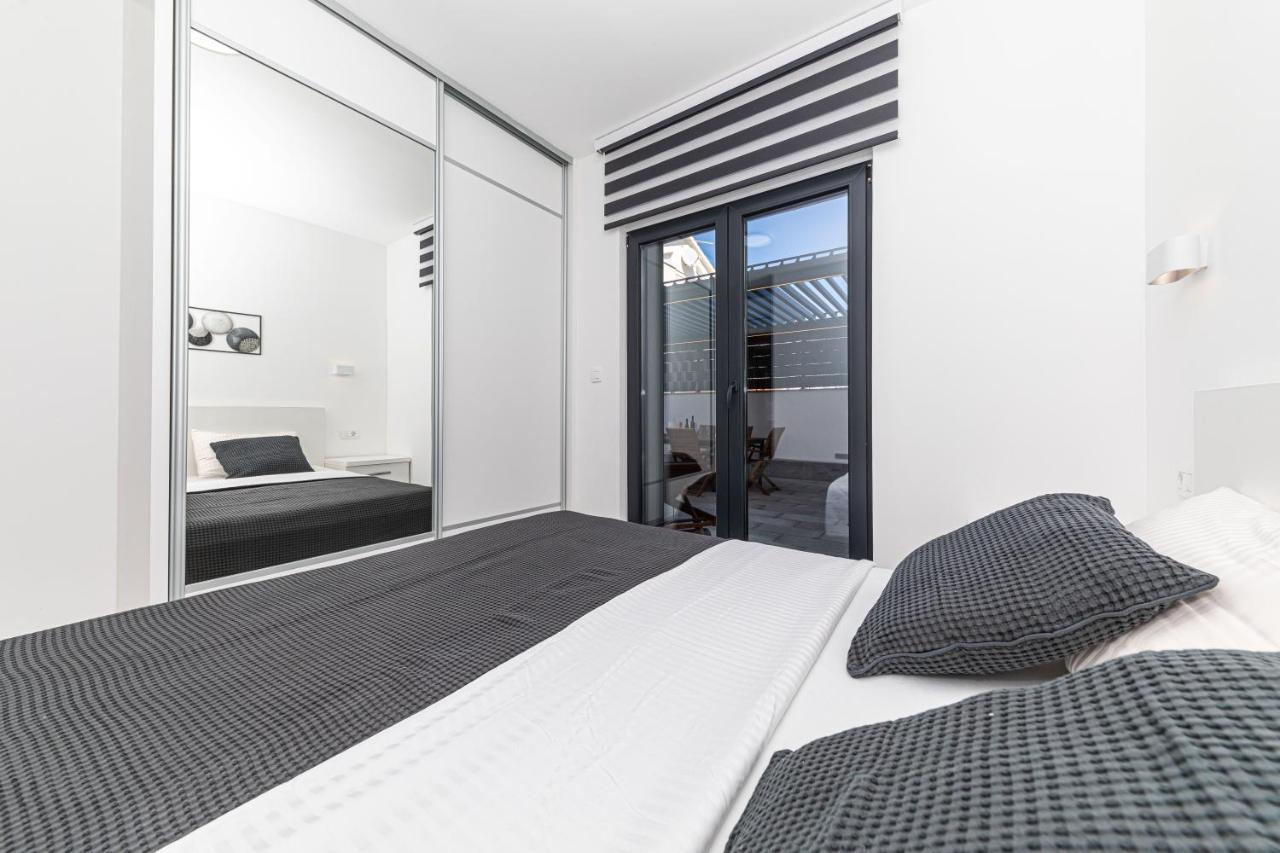 Luxury Apartment Pia With Swimming Pool And Grill Trogir Exteriér fotografie