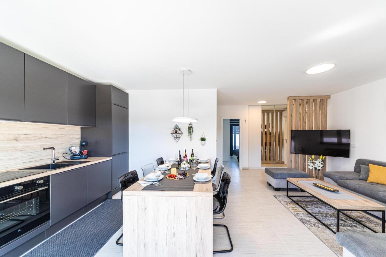 Luxury Apartment Pia With Swimming Pool And Grill Trogir Exteriér fotografie